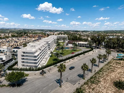Luftbild-Visualisierung von Oasis Garden von der Straße aus: ein weißes fünfgeschossiges Gebäude mit Dachsolarien, dahinter Gärten und Pool